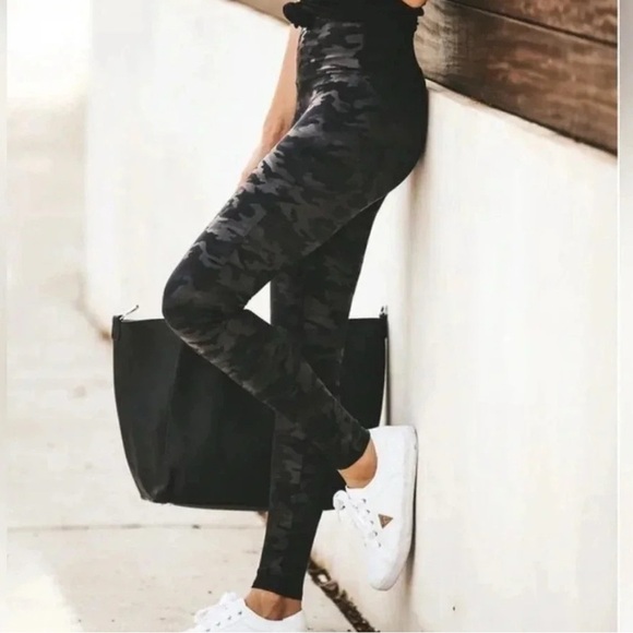 SPANX Faux Leather Camo Legging Black size Large - Picture 13 of 13